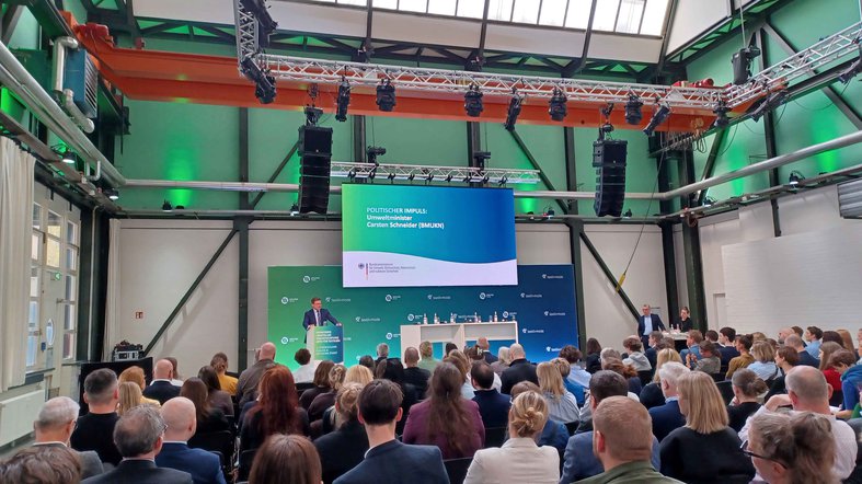 Bundesumweltminister Carsten Schneider zu Gast auf Konferenz von Gesamtverband textil+mode und GRS PRO TEXTIL