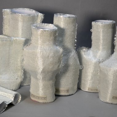 Textile Schlauchstrukturen mit variabler Querschnittsgeometrie, die mit dem entwickelten Verfahren auf Basis der Flachstricktechnik realisiert wurden.