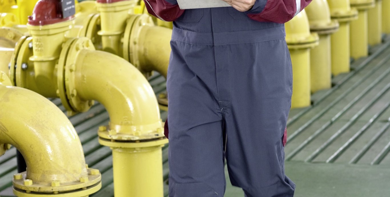 Eine Mitarbeiter trägt Schutzkleidung für Arbeiten unter elektrischer Spannung.