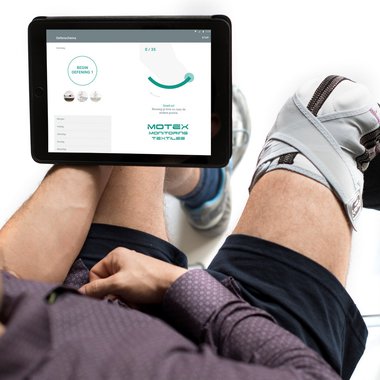 Prototyp einer intelligenten Kniebandage in Benutzung mit einer App