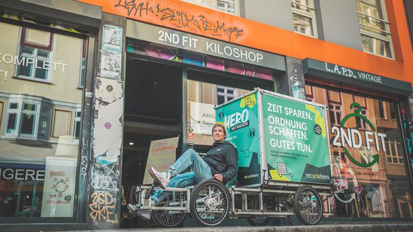 Mann auf Lastenrad, Bild: © recyclehero