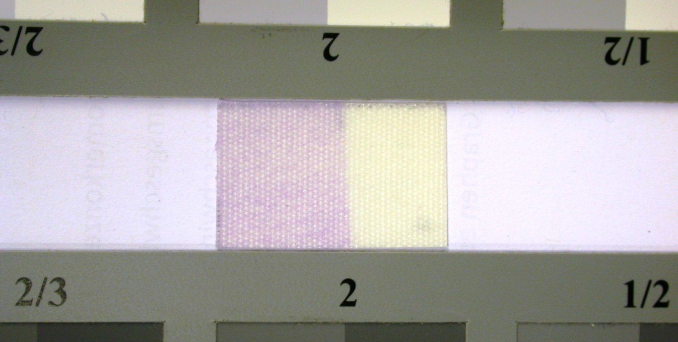 Mit photochromen Nanopartikeln beschichtetes Polyacrylgewebe vor und nach Bestrahlung mit UV-reicher Strahlung