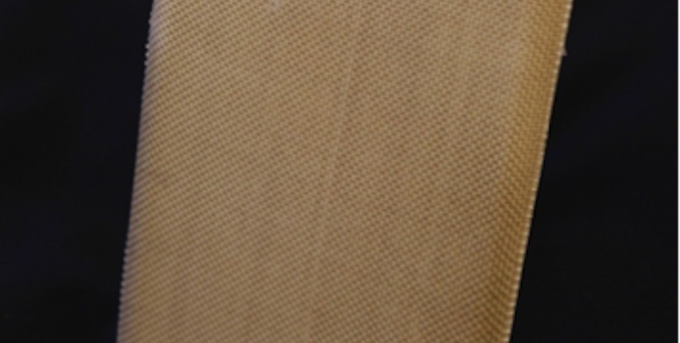 Umgeformte rückseitige Smartphone-Schale aus mit poly-PETA-Dünnschichten versehenem Cordenka®-Gewebe in einer Polypropylenmatrix